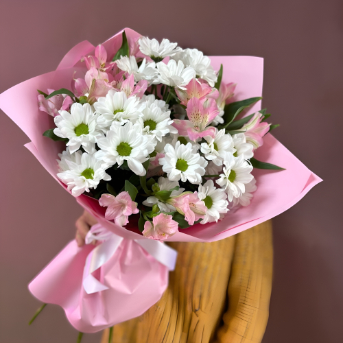 Букет «Поцелуй бабочки» нежность белых хризантем и розовых альстромерий Дзержинский Московская область