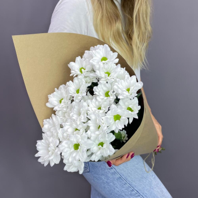 Букет из 5 белых хризантем в крафте – лаконичная элегантность Дзержинский Московская область