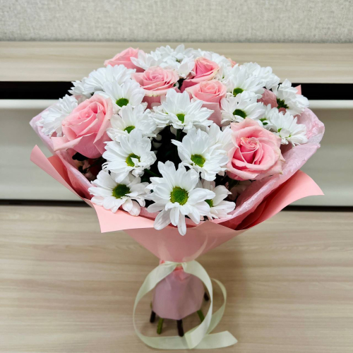 Букет «Ягодное Рафаэлло» – нежность розовых роз и белых хризантем Дзержинский Московская область