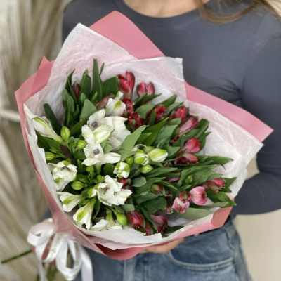 Букет «Люблю»– страсть и чистота в красно-белых альстромериях Дзержинский Московская область