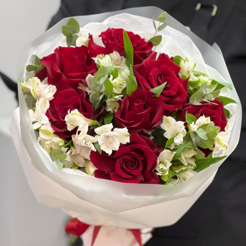 Букет «Любимой» – 7 эквадорских роз и белых альстромерий Дзержинский Московская область
