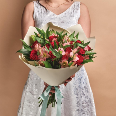 Букет «Нежность слов» — гармония красных роз и нежных альстромерий Дзержинский Московская область