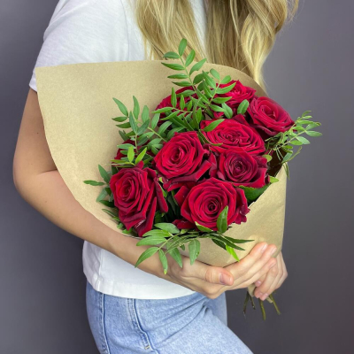 Букет из 9 красных роз с фисташкой – гармония страсти и свежести Дзержинский Московская область